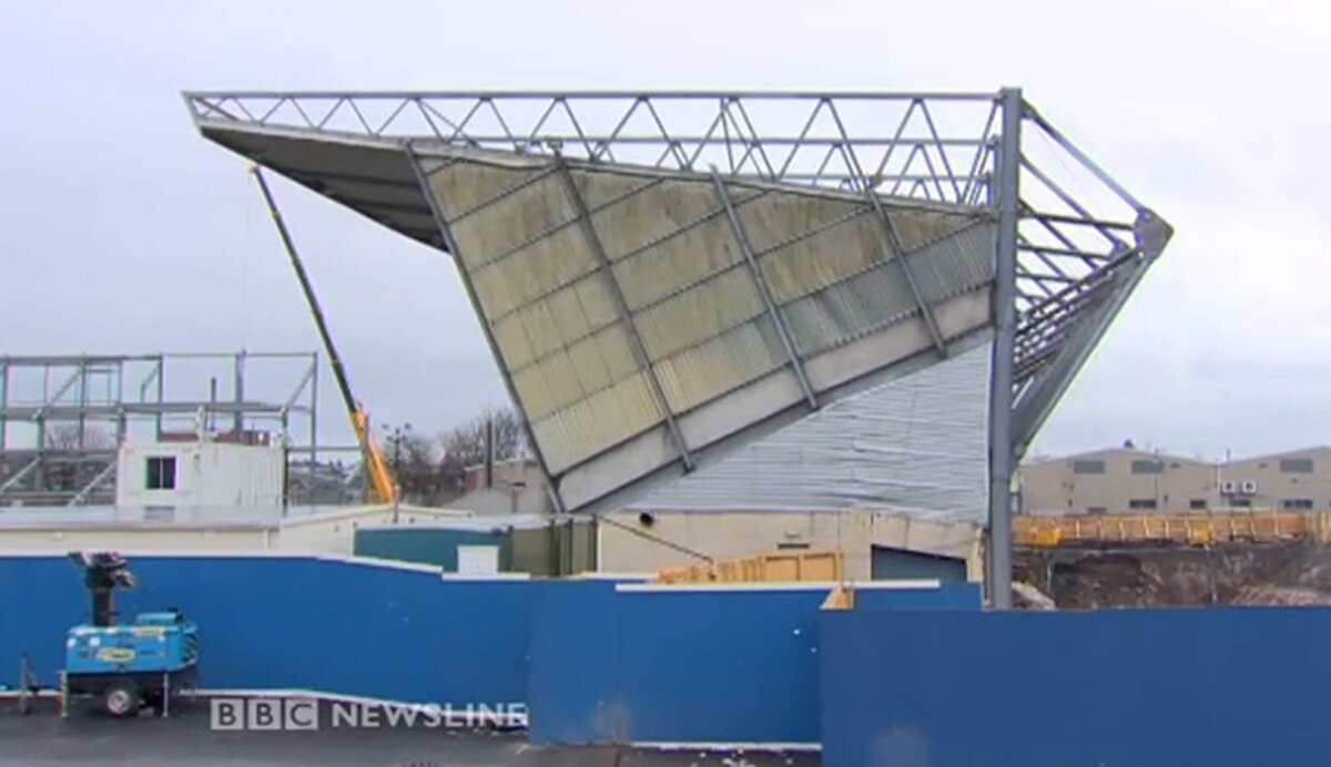 Irlanda de Nord - România nu se joacă pe Windsor Park?! » Crăpături în structura stadionului. Peluza de vest s-a înclinat!