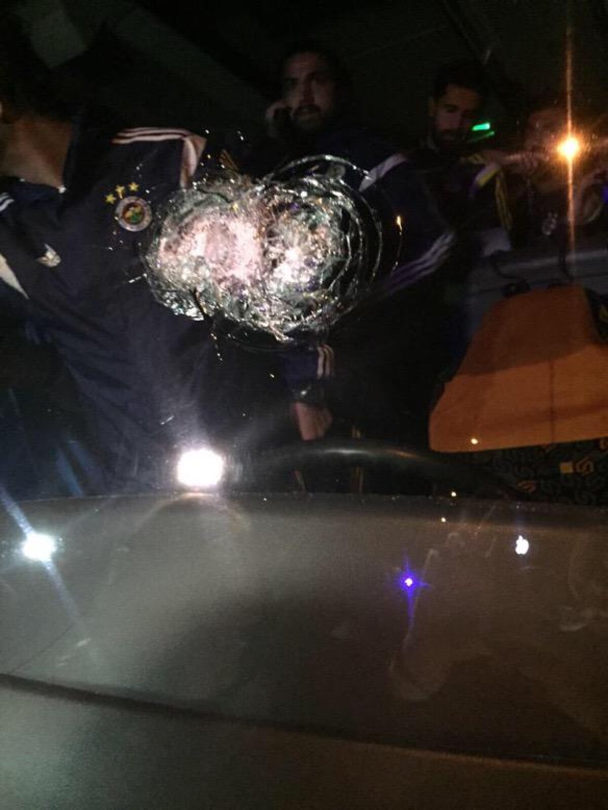 Imagini şocante » Echipa Fenerbahce, ţinta unui atac armat » Şoferul autocarului a fost împuşcat