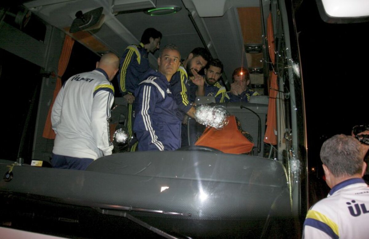 VIDEO+FOTO Ambuscadă pe autostradă » Au vrut să ucidă Fenerul! Ultraşii lui Trabzonspor au tras cu arme de vînătoare asupra autocarului lui Fenerbahce