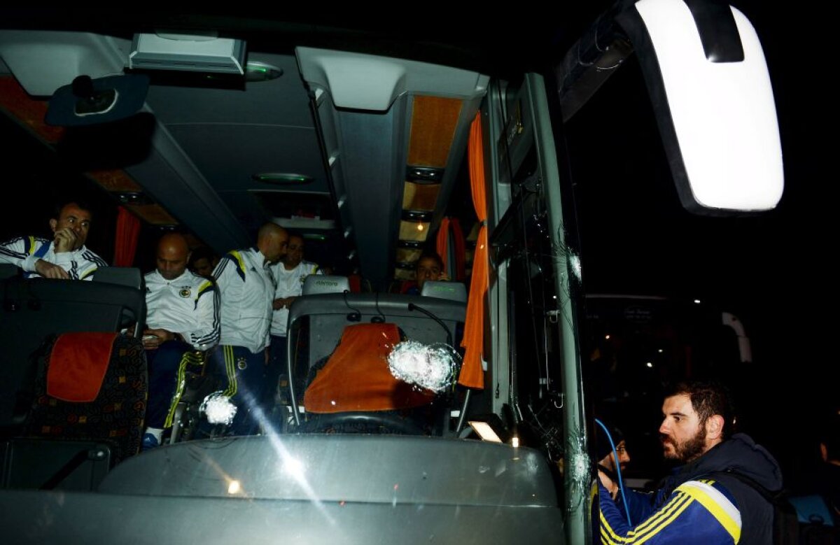 VIDEO+FOTO Ambuscadă pe autostradă » Au vrut să ucidă Fenerul! Ultraşii lui Trabzonspor au tras cu arme de vînătoare asupra autocarului lui Fenerbahce