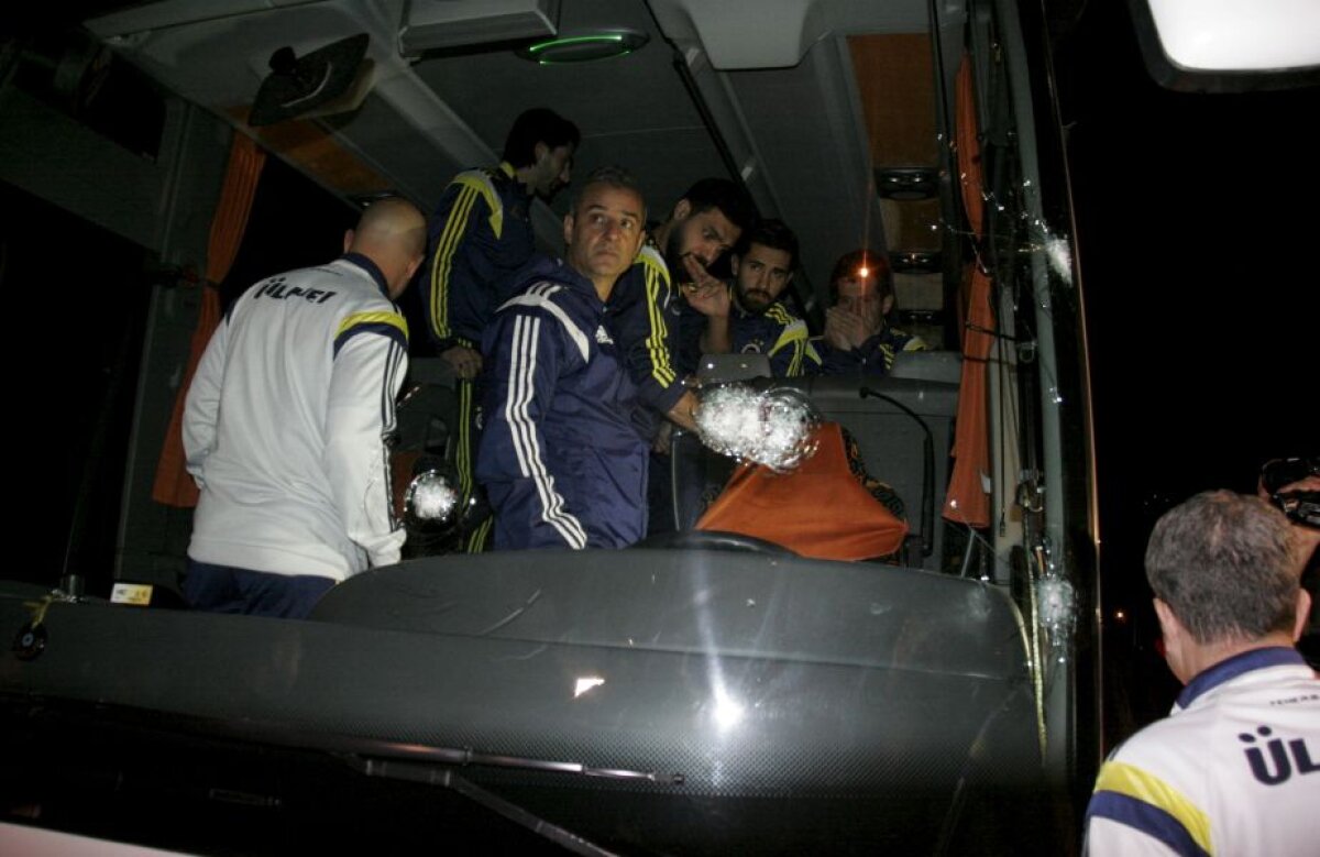 VIDEO+FOTO Ambuscadă pe autostradă » Au vrut să ucidă Fenerul! Ultraşii lui Trabzonspor au tras cu arme de vînătoare asupra autocarului lui Fenerbahce