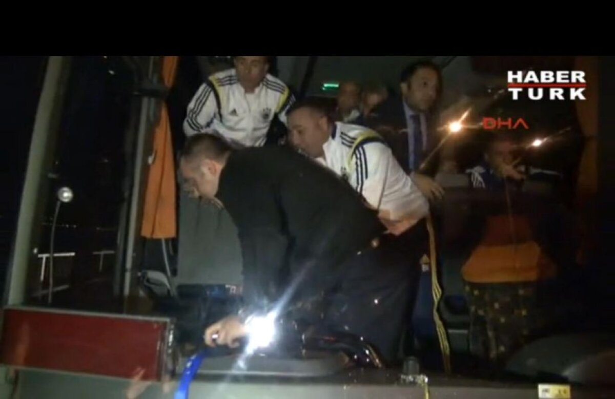 VIDEO+FOTO Ambuscadă pe autostradă » Au vrut să ucidă Fenerul! Ultraşii lui Trabzonspor au tras cu arme de vînătoare asupra autocarului lui Fenerbahce