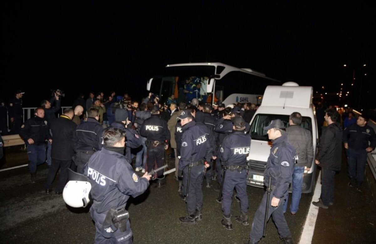 VIDEO+FOTO Ambuscadă pe autostradă » Au vrut să ucidă Fenerul! Ultraşii lui Trabzonspor au tras cu arme de vînătoare asupra autocarului lui Fenerbahce