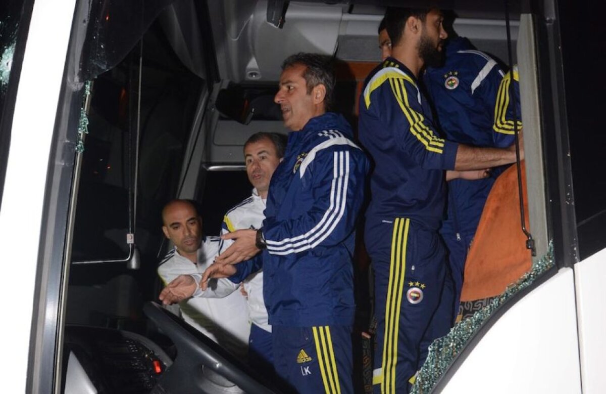 VIDEO+FOTO Ambuscadă pe autostradă » Au vrut să ucidă Fenerul! Ultraşii lui Trabzonspor au tras cu arme de vînătoare asupra autocarului lui Fenerbahce