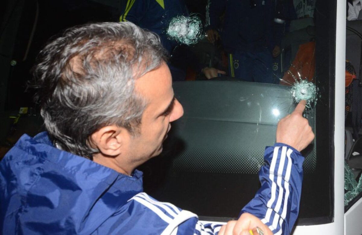 VIDEO+FOTO Ambuscadă pe autostradă » Au vrut să ucidă Fenerul! Ultraşii lui Trabzonspor au tras cu arme de vînătoare asupra autocarului lui Fenerbahce