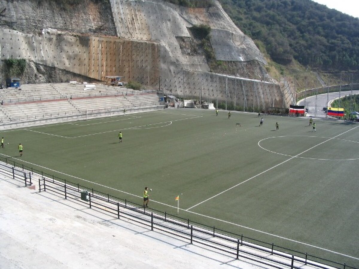 GALERIE FOTO Top 10 cele mai bizare stadioane ale lumii! O echipă din Bulgaria a fost total neinspirată :)