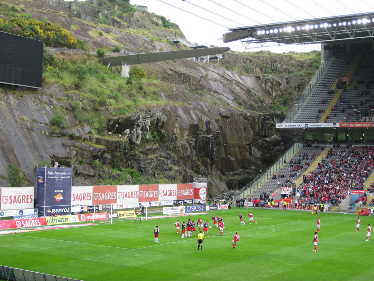 GALERIE FOTO Top 10 cele mai bizare stadioane ale lumii! O echipă din Bulgaria a fost total neinspirată :)