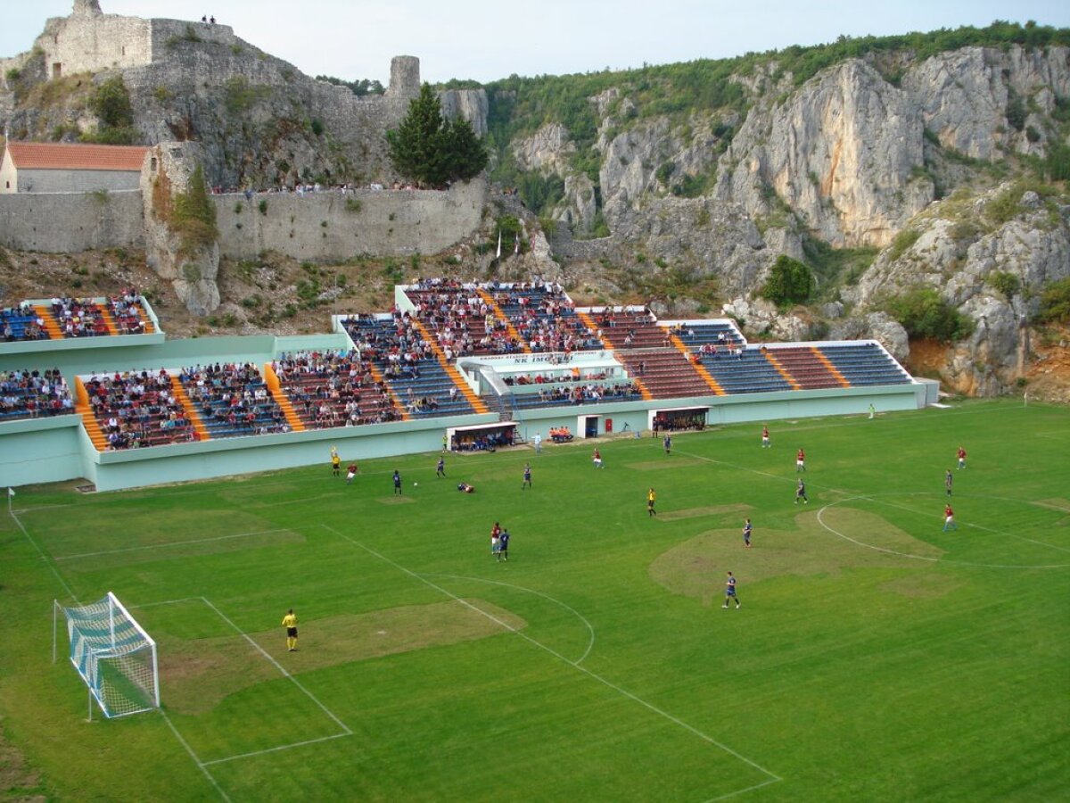 GALERIE FOTO Top 10 cele mai bizare stadioane ale lumii! O echipă din Bulgaria a fost total neinspirată :)