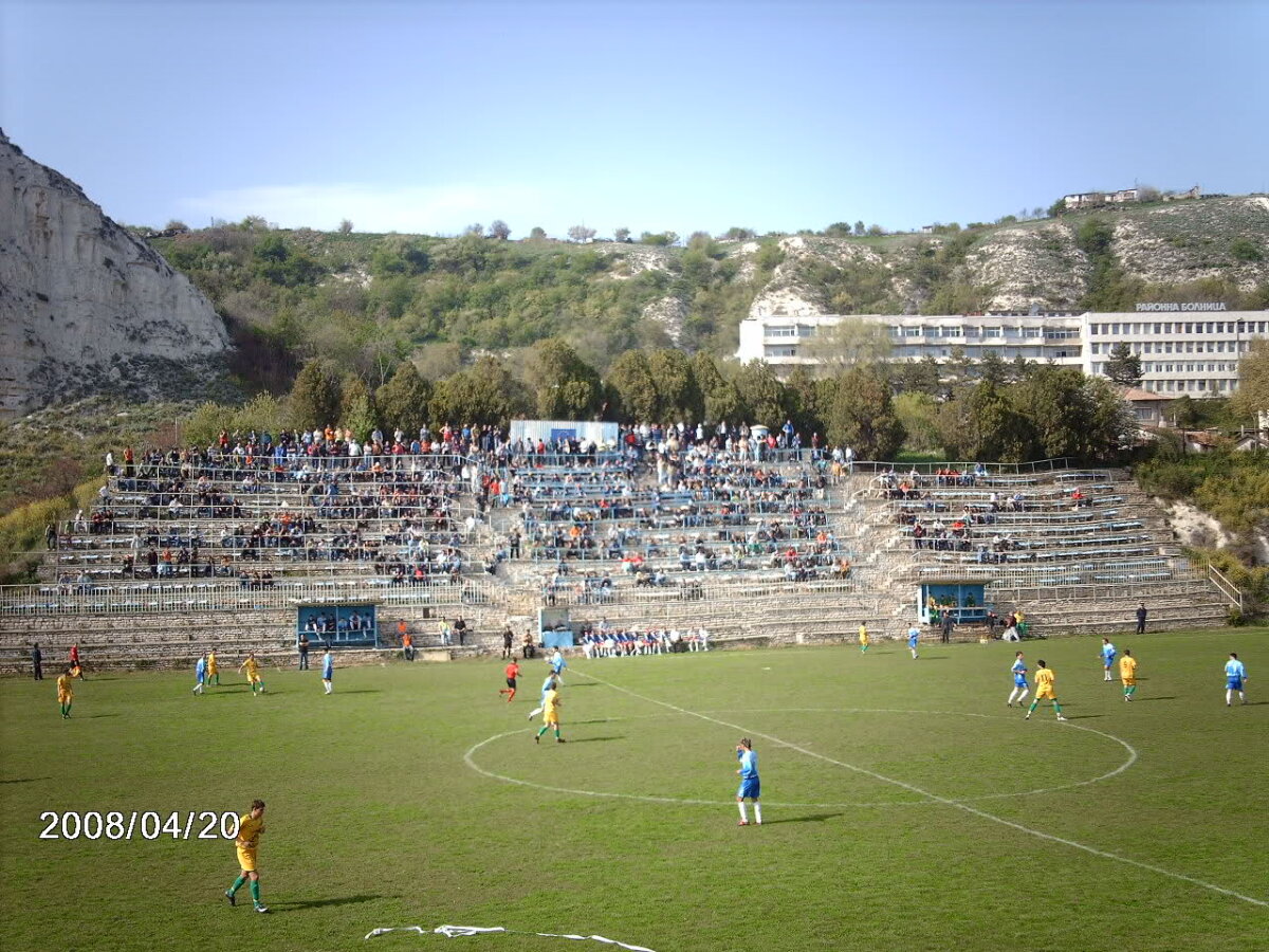 GALERIE FOTO Top 10 cele mai bizare stadioane ale lumii! O echipă din Bulgaria a fost total neinspirată :)