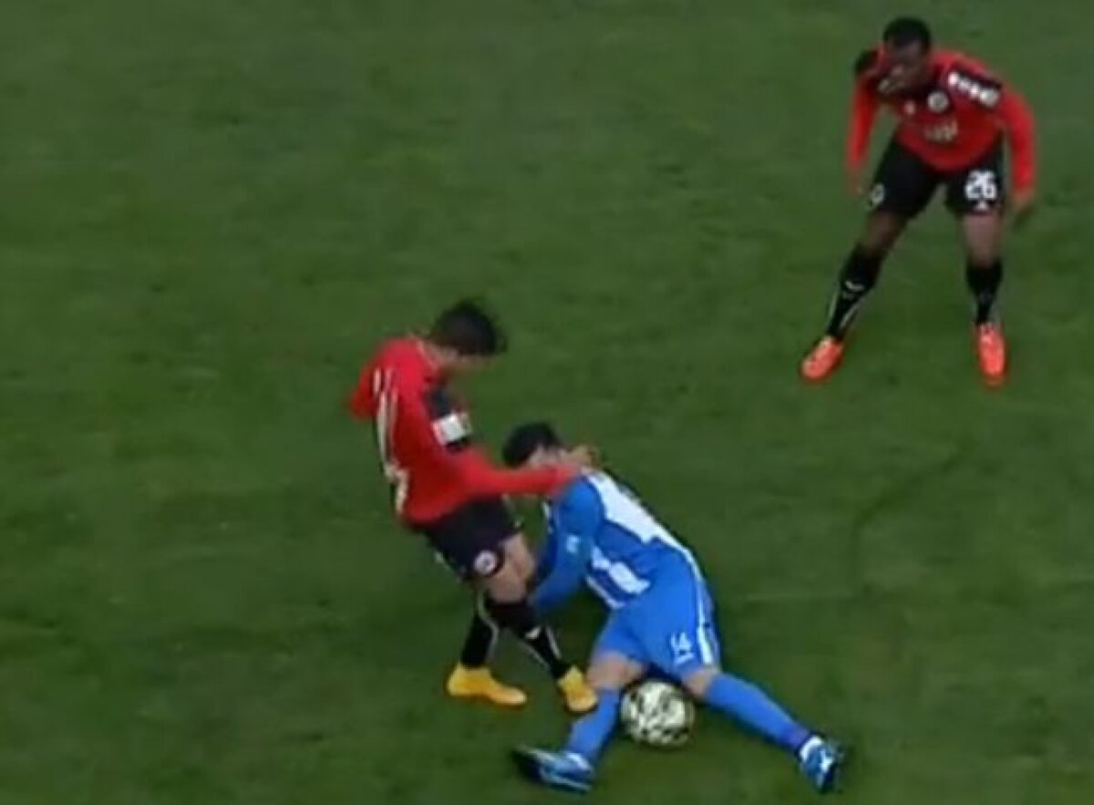 FOTO Dezastru pentru U Cluj! Pablo Ceppelini, eliminat în minutul 9 după o intrare oribilă la Pablo Brandan 