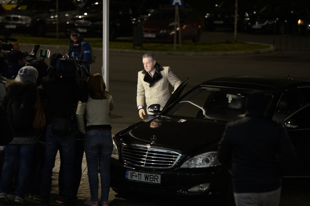 FOTO Steaua are un suporter de lux cu Petrolul » Gigi Becali a ajuns la stadion și a fost aplaudat de toți spectatorii