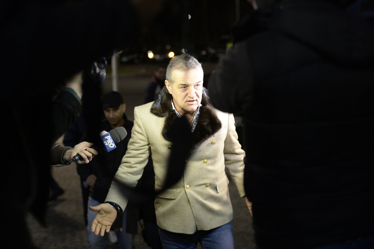 FOTO Steaua are un suporter de lux cu Petrolul » Gigi Becali a ajuns la stadion și a fost aplaudat de toți spectatorii