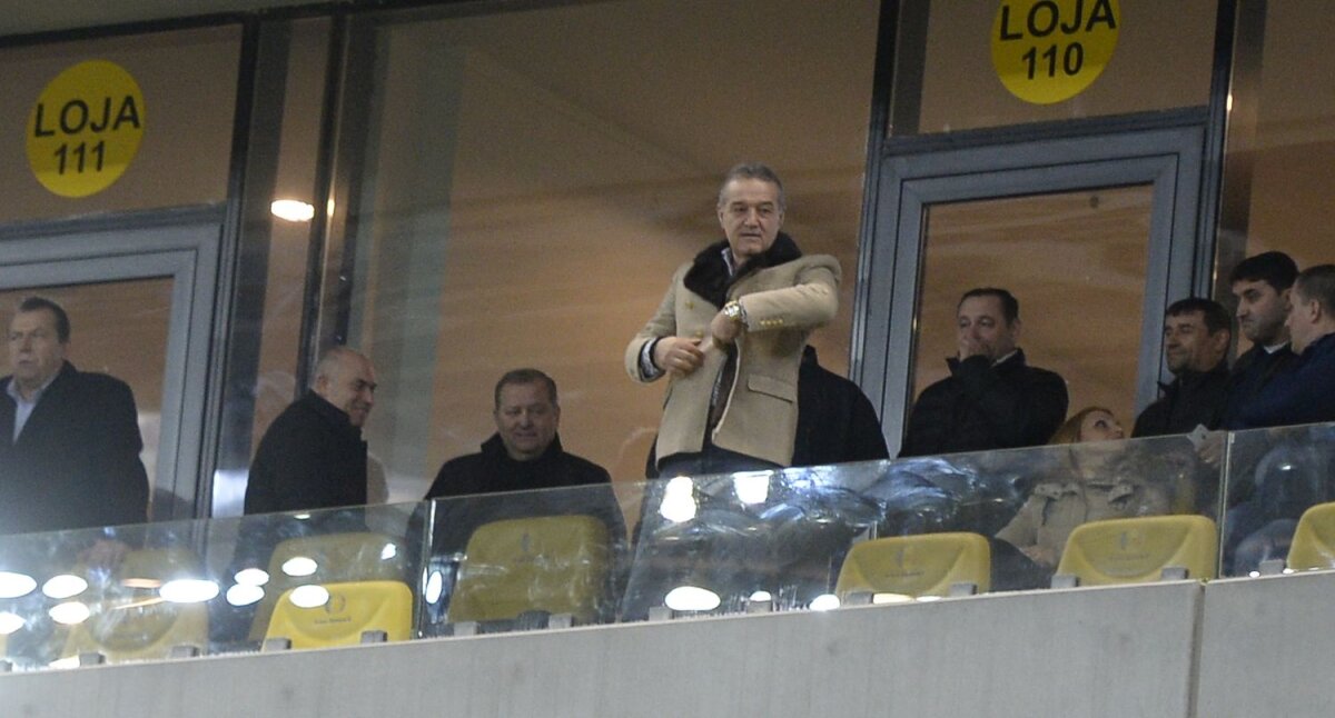 FOTO Steaua are un suporter de lux cu Petrolul » Gigi Becali a ajuns la stadion și a fost aplaudat de toți spectatorii