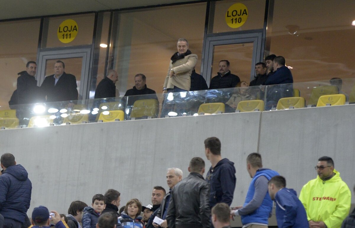 FOTO Steaua are un suporter de lux cu Petrolul » Gigi Becali a ajuns la stadion și a fost aplaudat de toți spectatorii