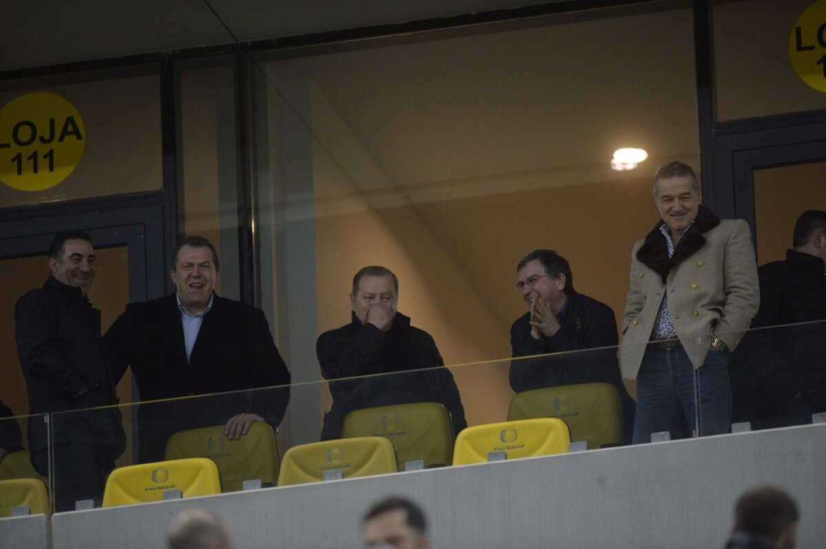 FOTO Steaua are un suporter de lux cu Petrolul » Gigi Becali a ajuns la stadion și a fost aplaudat de toți spectatorii