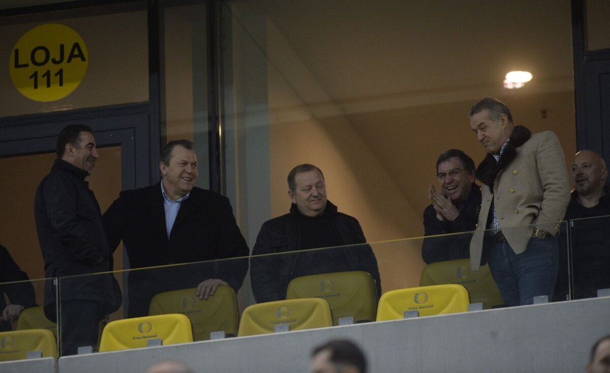 FOTO Steaua are un suporter de lux cu Petrolul » Gigi Becali a ajuns la stadion și a fost aplaudat de toți spectatorii