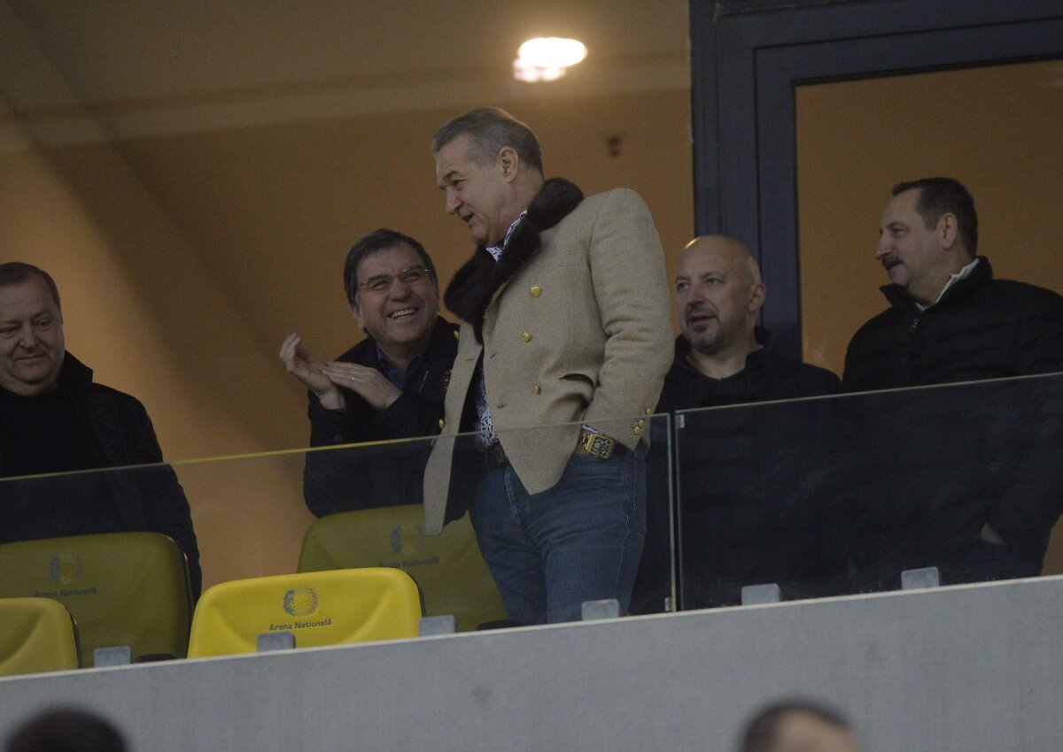 FOTO Steaua are un suporter de lux cu Petrolul » Gigi Becali a ajuns la stadion și a fost aplaudat de toți spectatorii