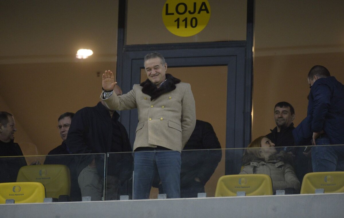 FOTO Steaua are un suporter de lux cu Petrolul » Gigi Becali a ajuns la stadion și a fost aplaudat de toți spectatorii