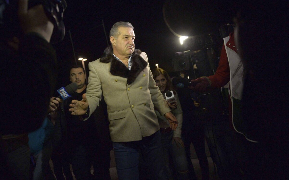 FOTO Steaua are un suporter de lux cu Petrolul » Gigi Becali a ajuns la stadion și a fost aplaudat de toți spectatorii