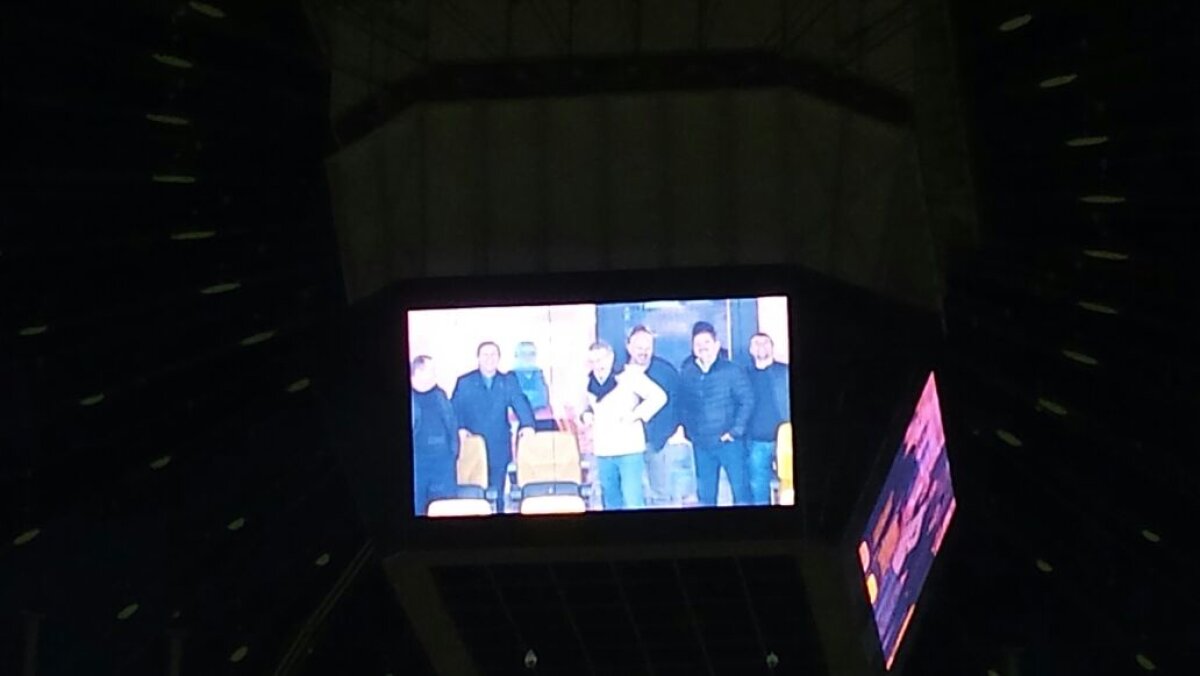 FOTO Steaua are un suporter de lux cu Petrolul » Gigi Becali a ajuns la stadion și a fost aplaudat de toți spectatorii