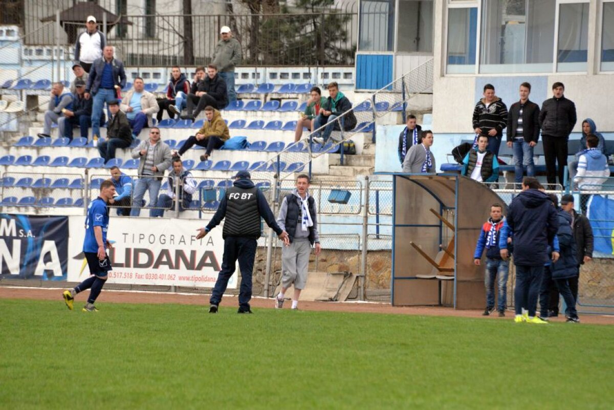 FOTO Scene tensionate la un meci amical al lui FC Botoșani! Un suporter a sărit la Leo Grozavu