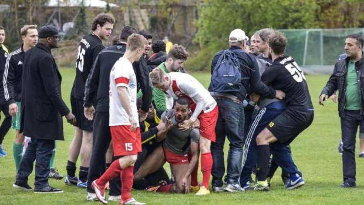 GALERIE FOTO Meciul groazei  în Germania: un fotbalist riscă să-și piardă un ochi după ce a fost snopit în bătaie. Atenție, imagini dure!