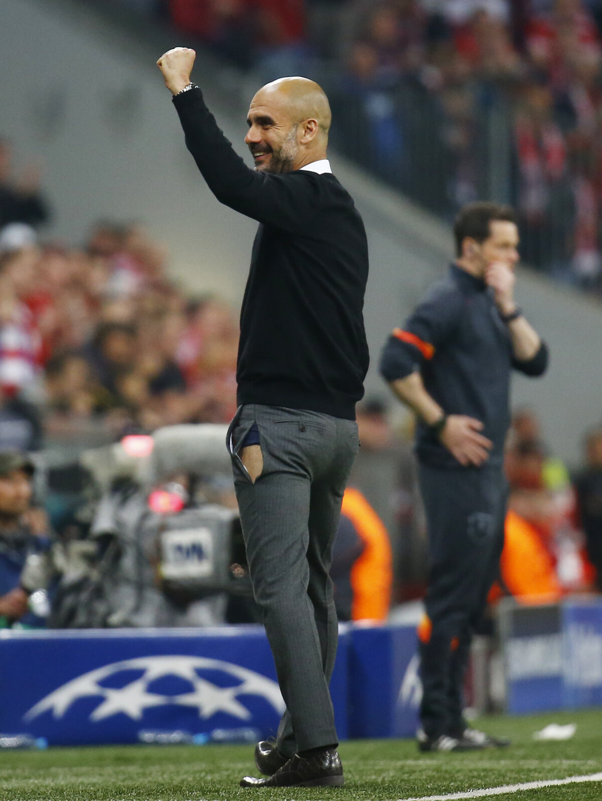 VIDEO + FOTO Pep Guardiola, euforic la fiecare gol al lui Bayern! Pantalonii au cedat însă bucuriei :)