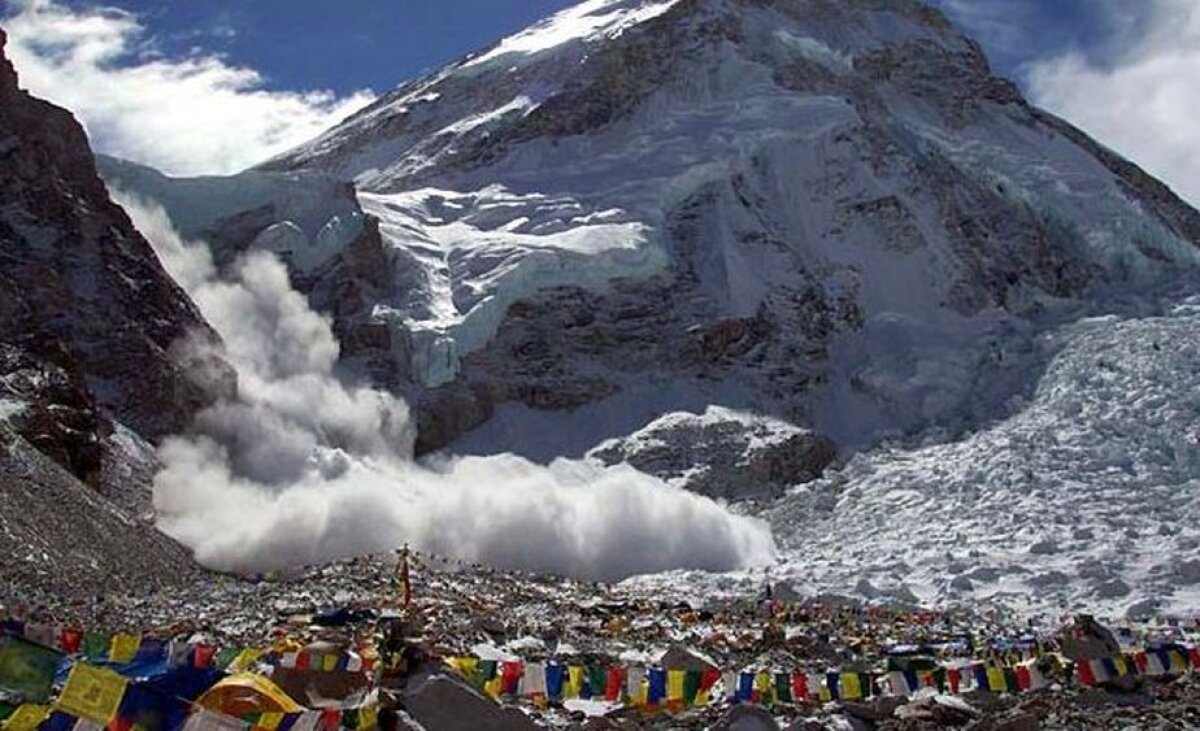 Cutremur de 7,9 grade în Nepal! Tabăra de bază de pe Everest a fost grav avariată » Singurul român aflat acolo e teafăr! Imagini cu un puternic impact emoțional