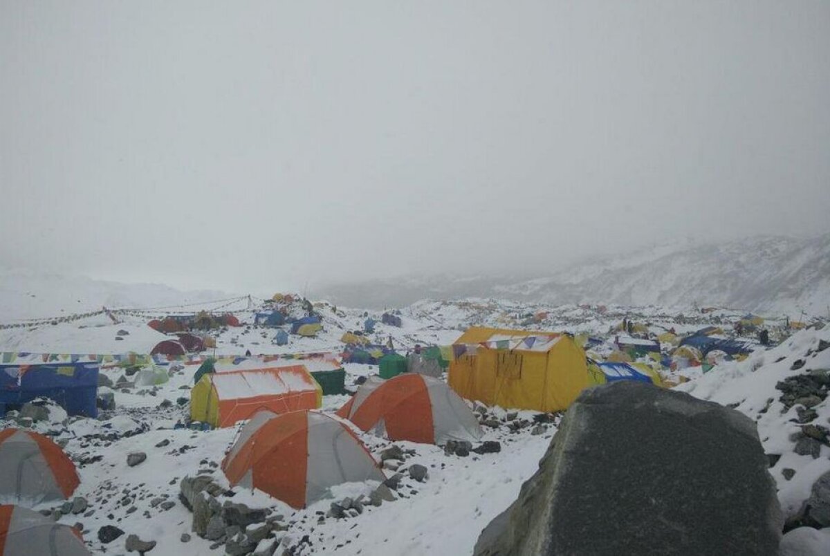 Cutremur de 7,9 grade în Nepal! Tabăra de bază de pe Everest a fost grav avariată » Singurul român aflat acolo e teafăr! Imagini cu un puternic impact emoțional