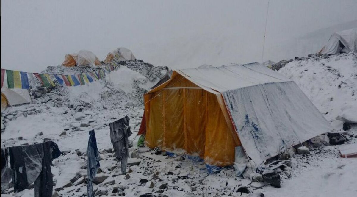 Cutremur de 7,9 grade în Nepal! Tabăra de bază de pe Everest a fost grav avariată » Singurul român aflat acolo e teafăr! Imagini cu un puternic impact emoțional