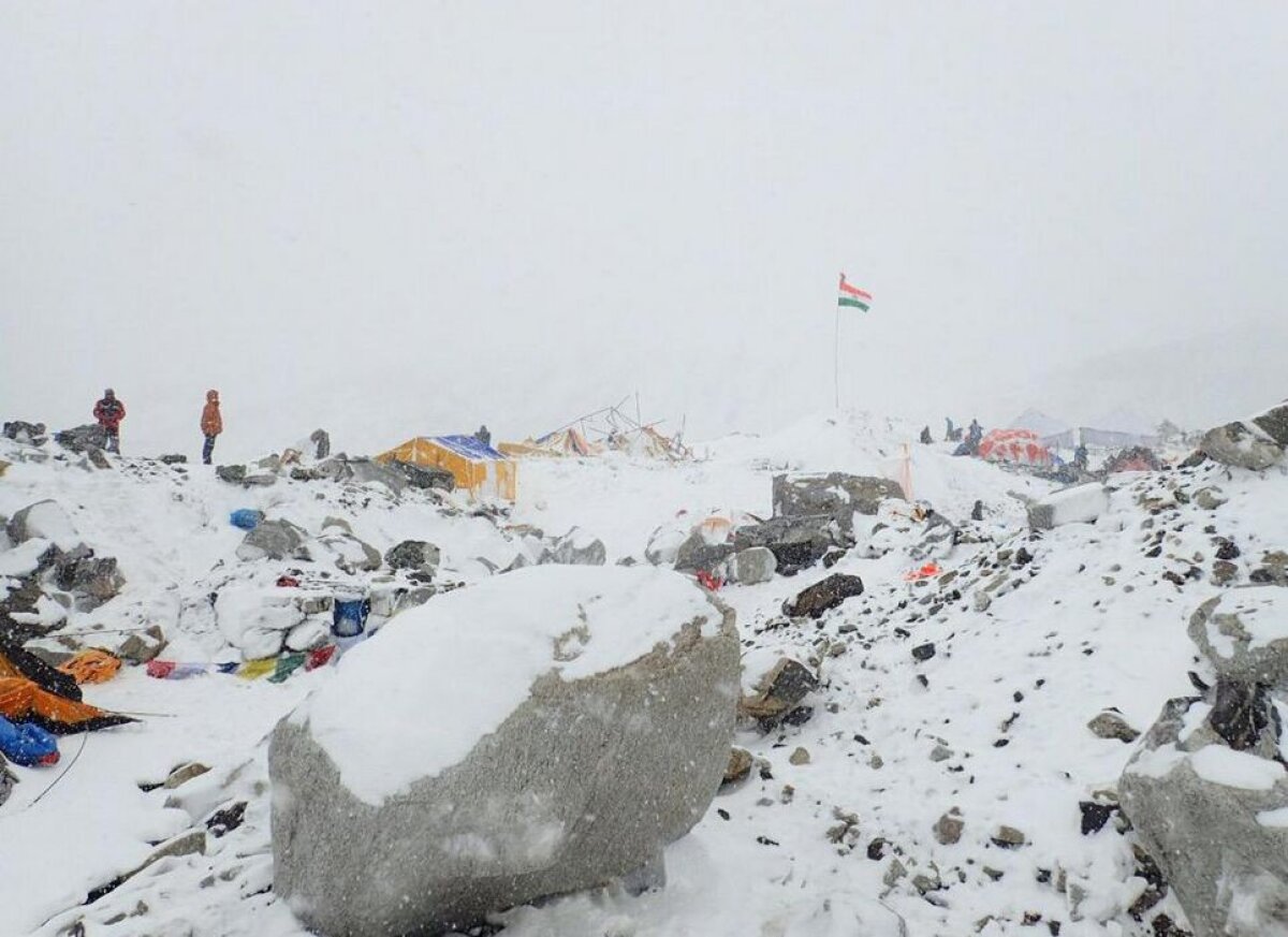 Cutremur de 7,9 grade în Nepal! Tabăra de bază de pe Everest a fost grav avariată » Singurul român aflat acolo e teafăr! Imagini cu un puternic impact emoțional