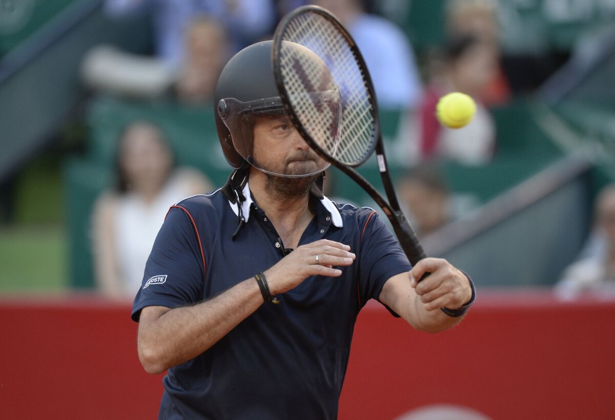 FOTO Tenis, zîmbete şi distracţie » Ilie Năstase, Andrei Pavel, Henri Leconte şi Mansour Bahrami au oferit multe clipe de amuzament