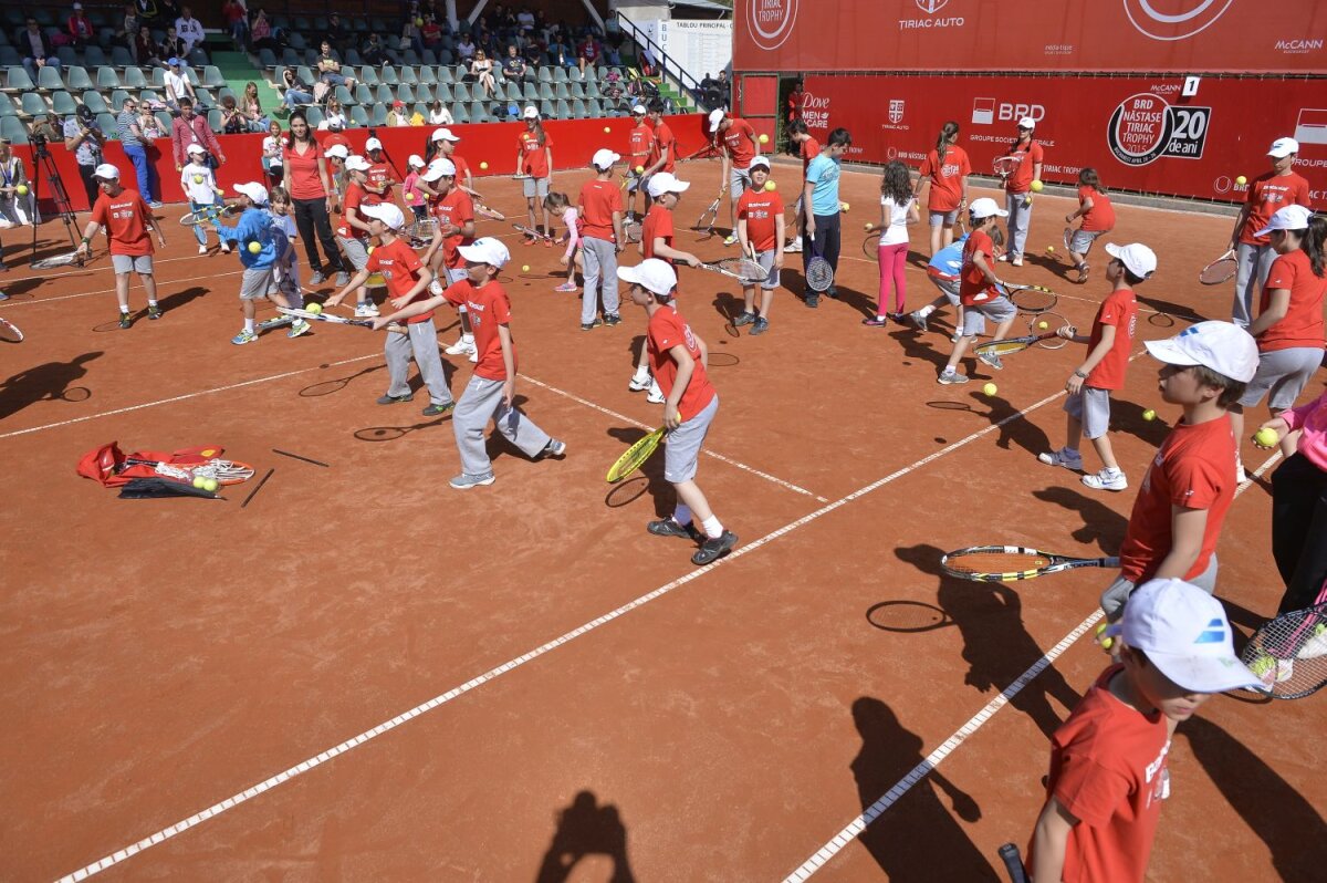 FOTO Tenis, zîmbete şi distracţie » Ilie Năstase, Andrei Pavel, Henri Leconte şi Mansour Bahrami au oferit multe clipe de amuzament