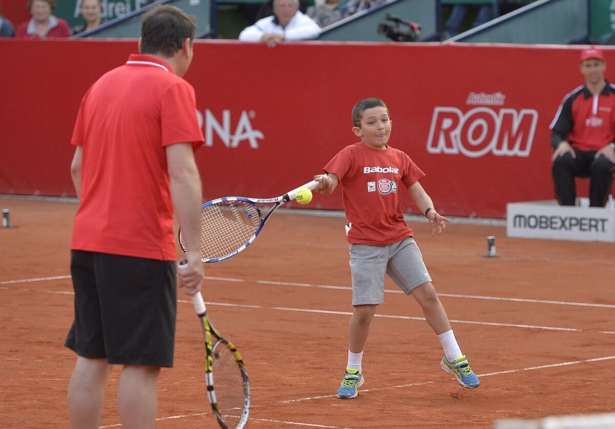 FOTO Tenis, zîmbete şi distracţie » Ilie Năstase, Andrei Pavel, Henri Leconte şi Mansour Bahrami au oferit multe clipe de amuzament