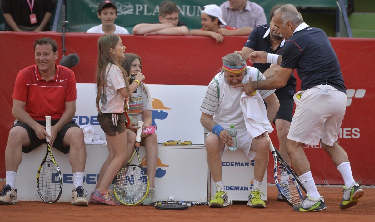 FOTO Tenis, zîmbete şi distracţie » Ilie Năstase, Andrei Pavel, Henri Leconte şi Mansour Bahrami au oferit multe clipe de amuzament