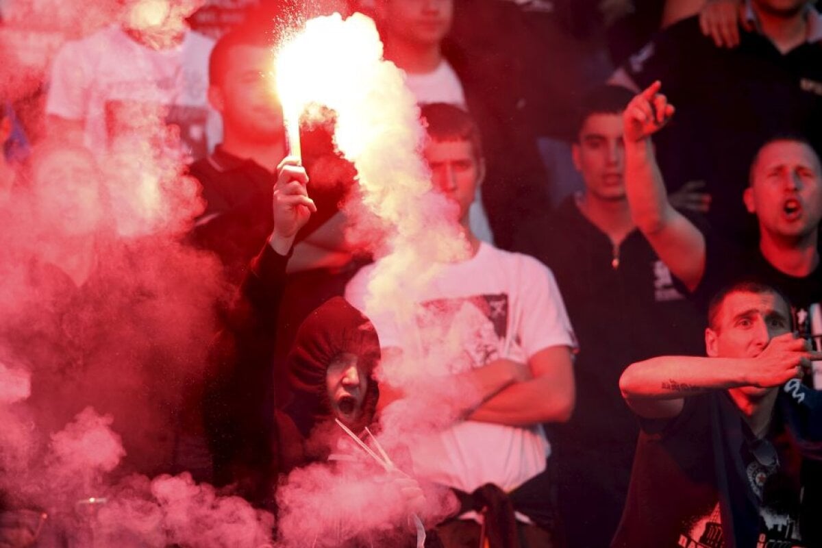 VIDEO și FOTO Bătaie generală la derby-ul Steaua Roșie - Partizan! 35 de polițiști răniți și 41 de suporteri arestați