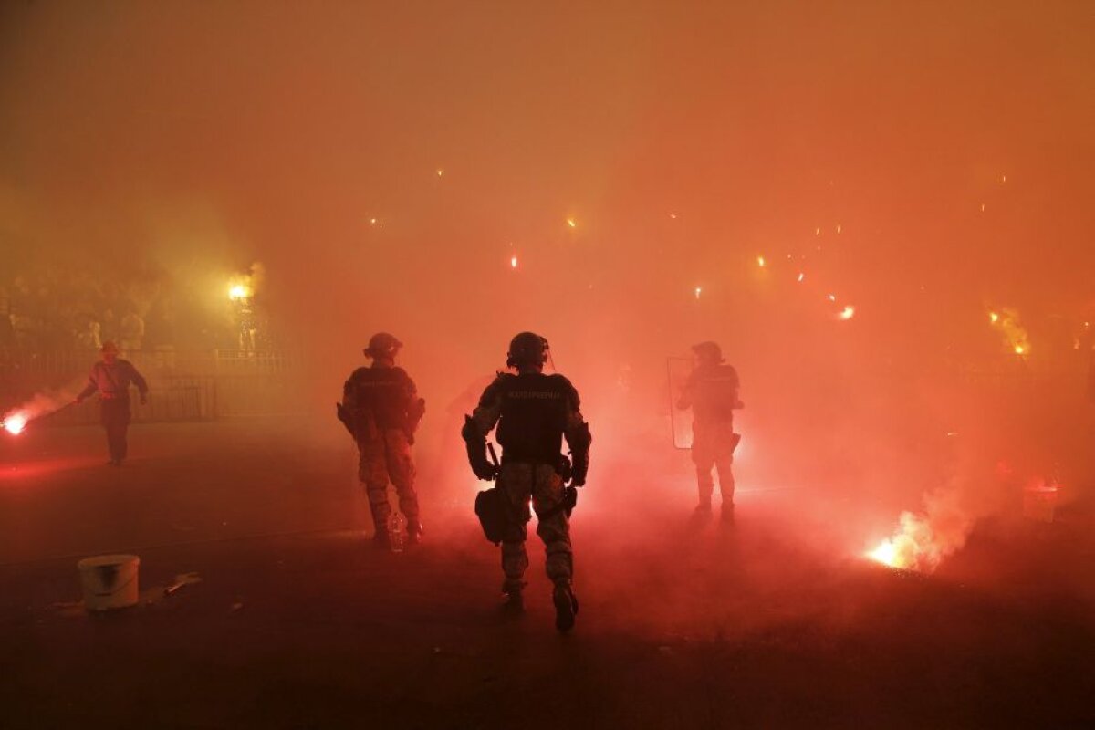 VIDEO și FOTO Bătaie generală la derby-ul Steaua Roșie - Partizan! 35 de polițiști răniți și 41 de suporteri arestați