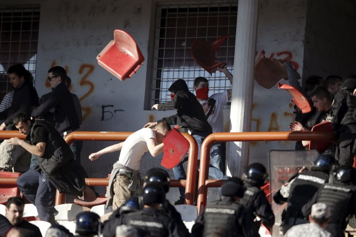 VIDEO și FOTO Bătaie generală la derby-ul Steaua Roșie - Partizan! 35 de polițiști răniți și 41 de suporteri arestați