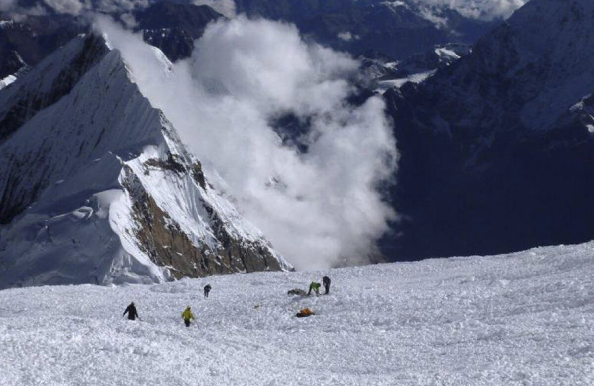 A fentat moartea a doua oară » Alpinistul român Alex Găvan a scăpat de avalanșele de pe Everest