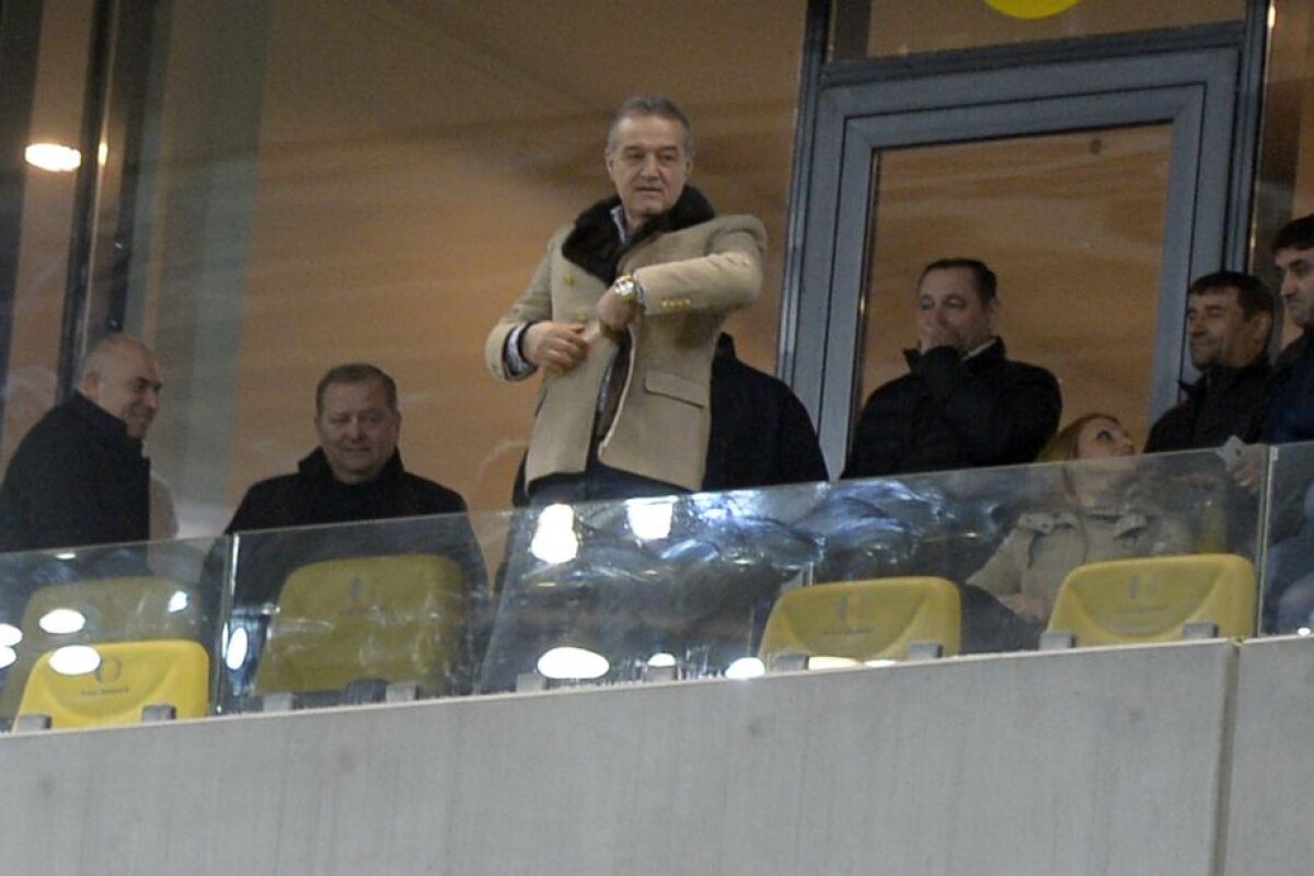 FOTO Telefonul fără fir » Schimbările după dictare nu se poartă doar la Steaua :D