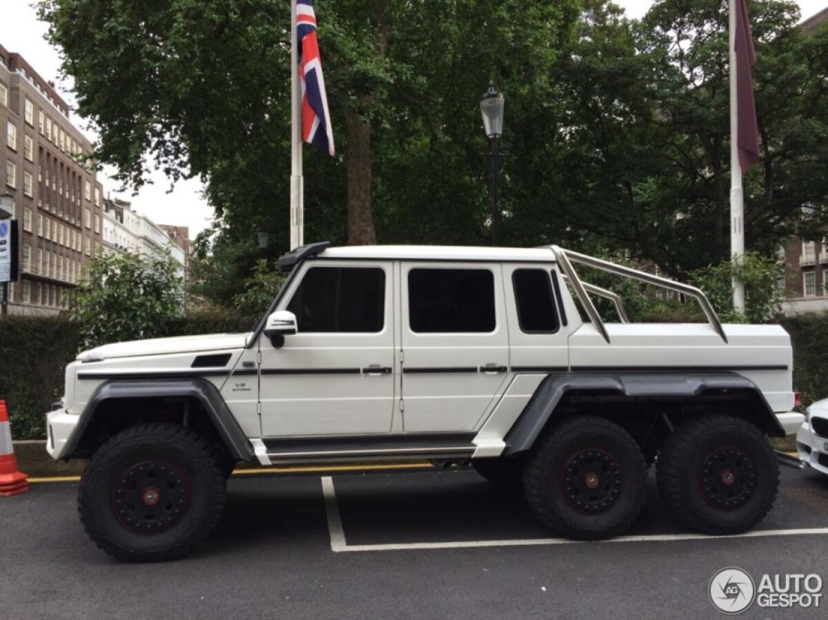 GALERIE FOTO Fratele unui fotbalist din Liga 1 a ieșit la shopping cu "tancul" lui de 500.000 de euro