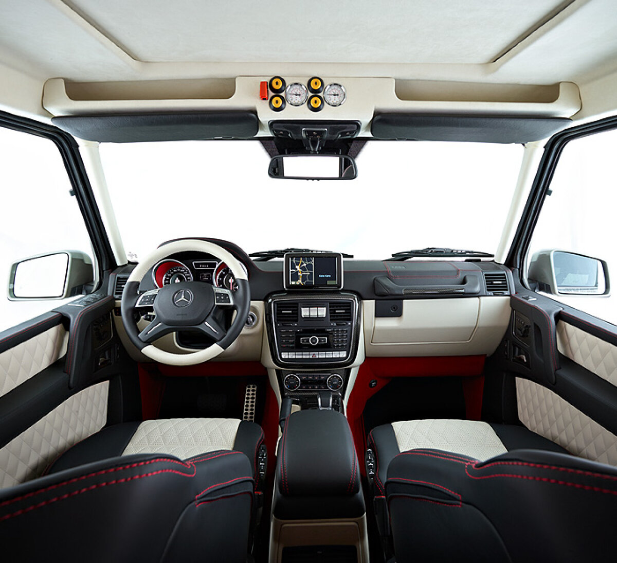 GALERIE FOTO Fratele unui fotbalist din Liga 1 a ieșit la shopping cu "tancul" lui de 500.000 de euro