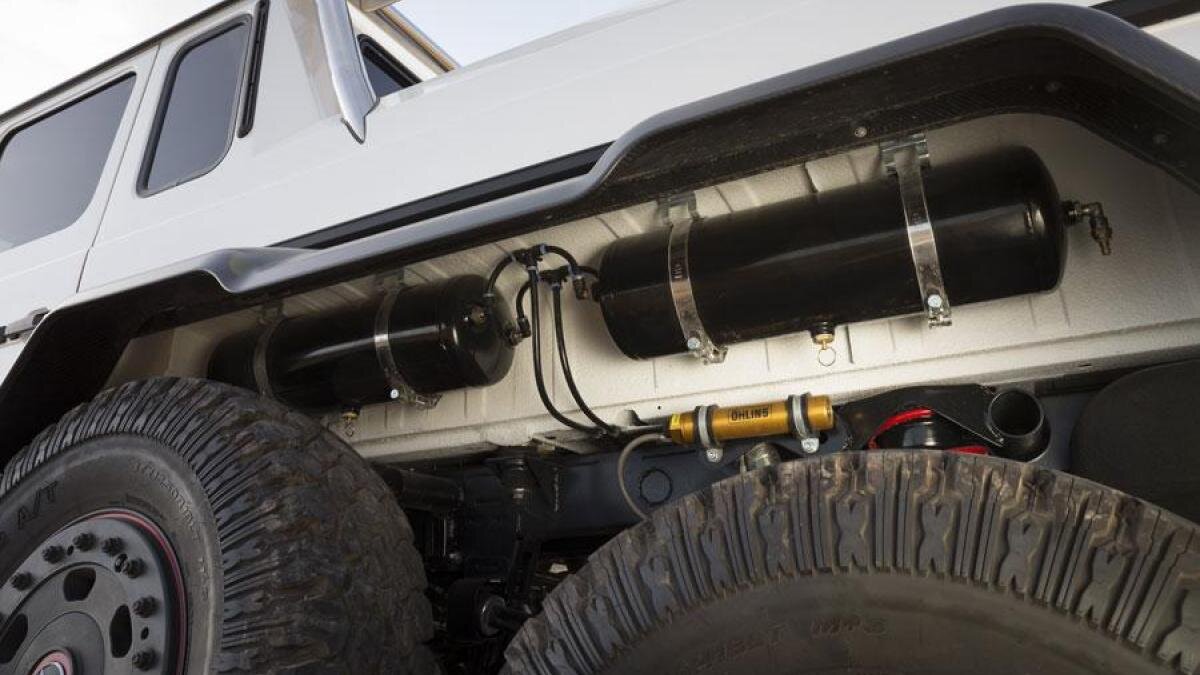 GALERIE FOTO Fratele unui fotbalist din Liga 1 a ieșit la shopping cu "tancul" lui de 500.000 de euro