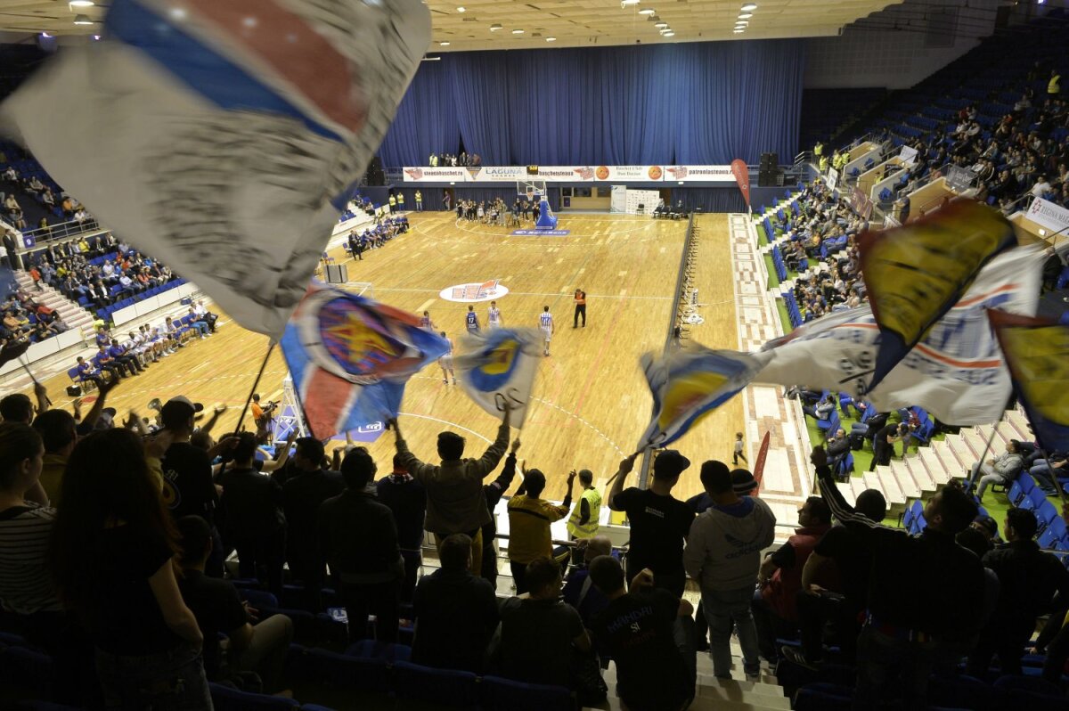 FOTO Fanii la fotbal, ultraşii la baschet! » Microbiștii s-au împărțit între meciurile Stelei