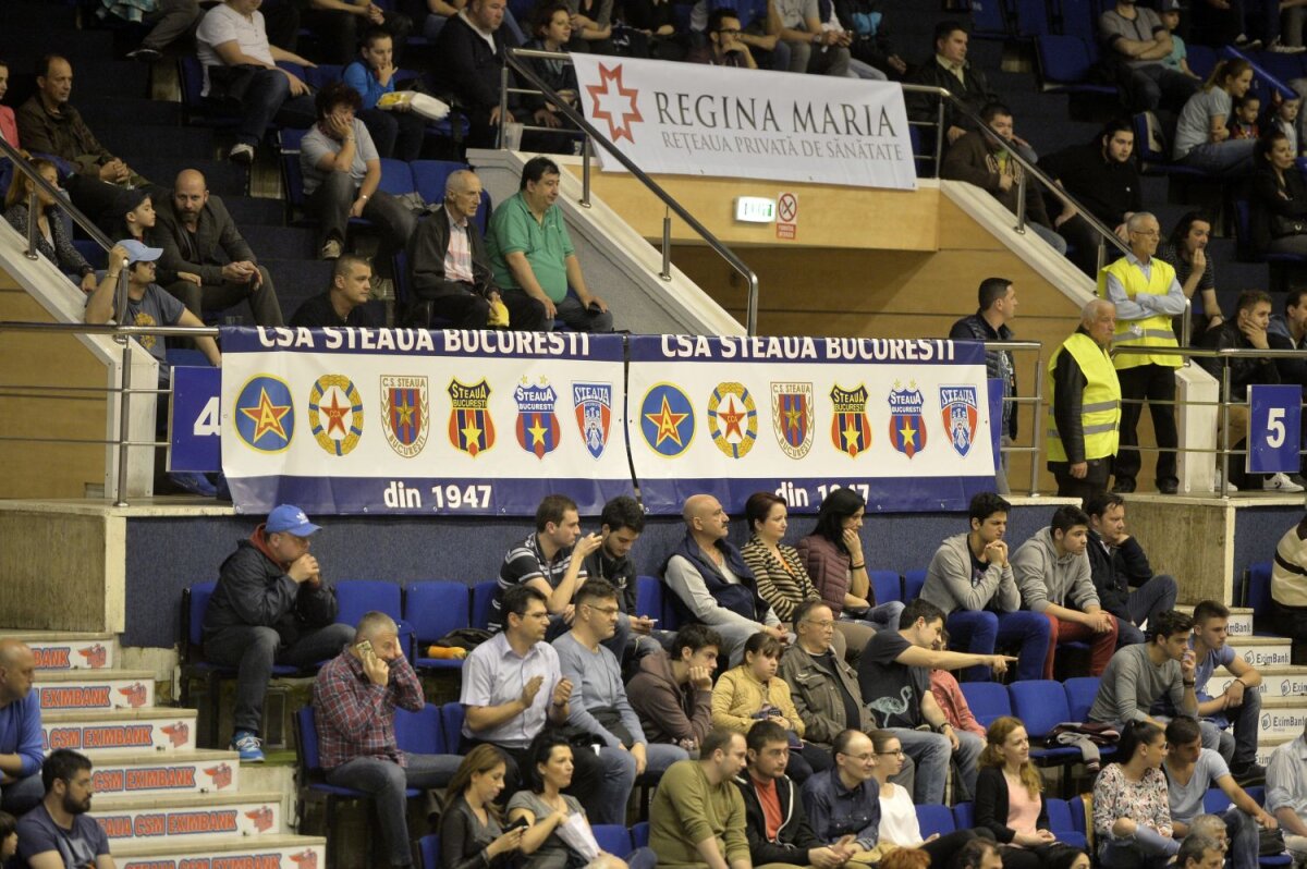 FOTO Fanii la fotbal, ultraşii la baschet! » Microbiștii s-au împărțit între meciurile Stelei