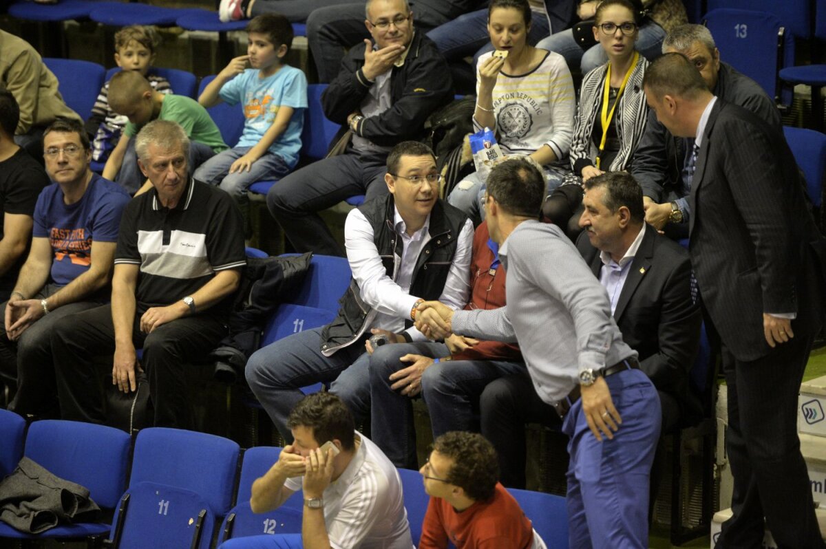 FOTO Fanii la fotbal, ultraşii la baschet! » Microbiștii s-au împărțit între meciurile Stelei