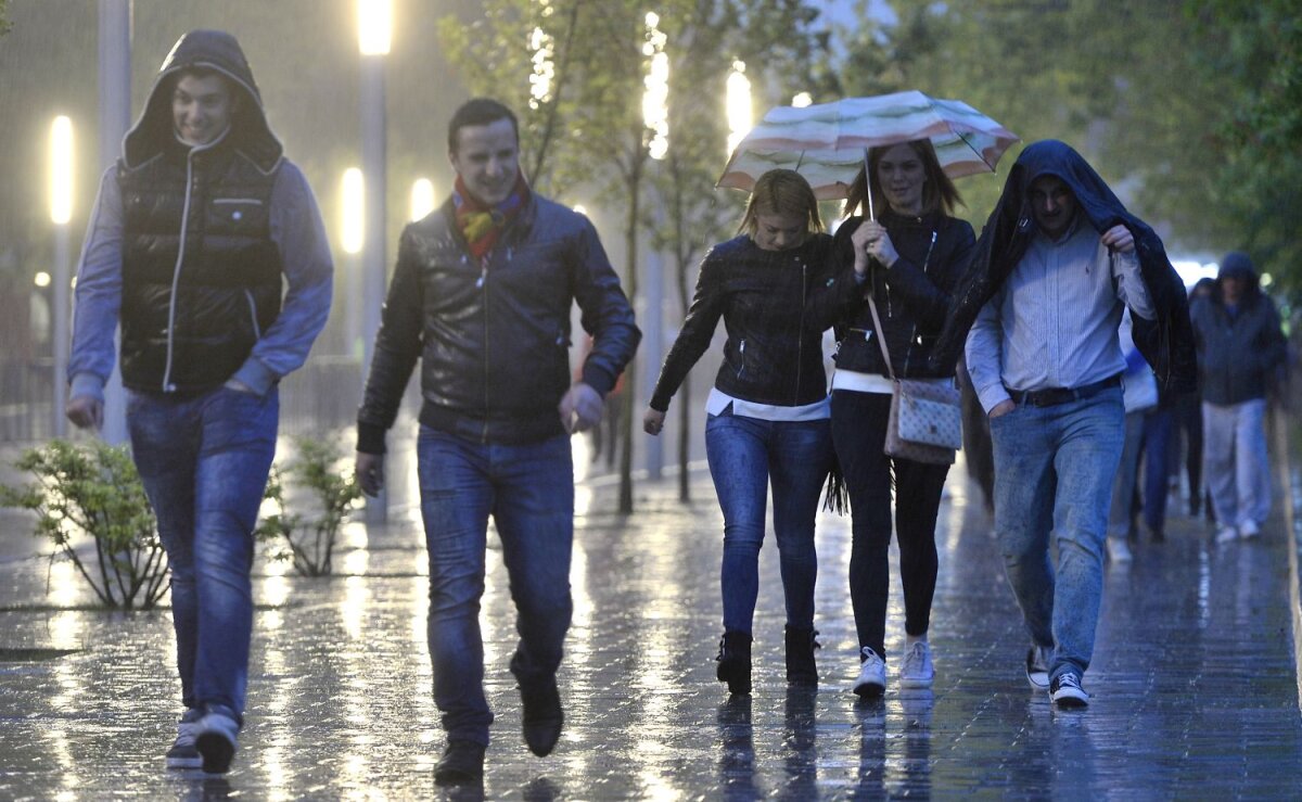 FOTO Fanii la fotbal, ultraşii la baschet! » Microbiștii s-au împărțit între meciurile Stelei