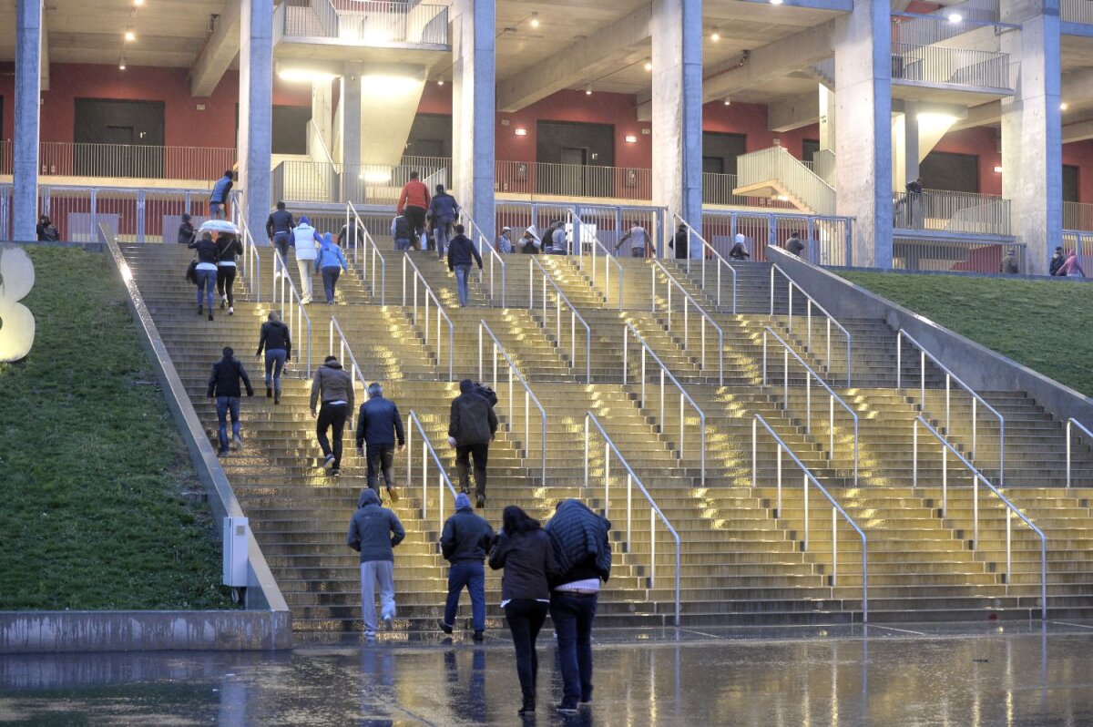FOTO Fanii la fotbal, ultraşii la baschet! » Microbiștii s-au împărțit între meciurile Stelei