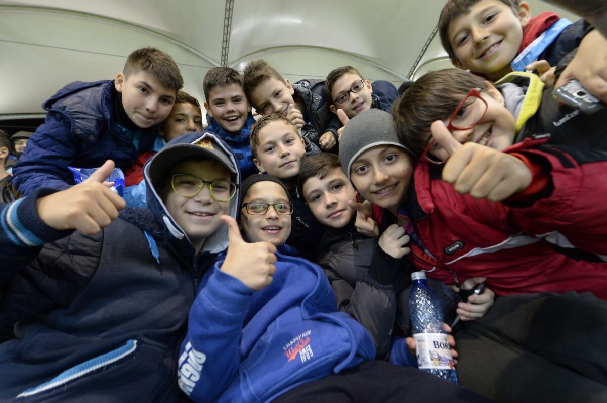 FOTO Fanii la fotbal, ultraşii la baschet! » Microbiștii s-au împărțit între meciurile Stelei