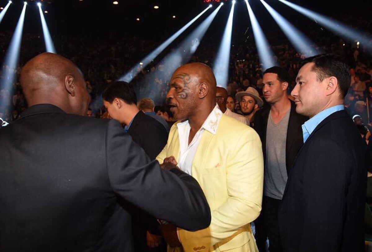 GALERIE FOTO De la Justin Bieber pînă la Michael Jordan » Paradă de staruri la Meciul Secolului